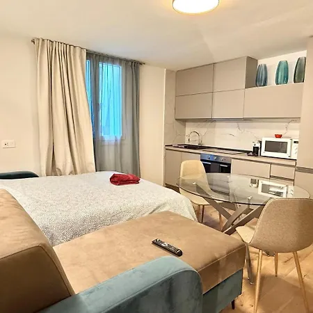 Alfieria - Netflix-parking-supermarket-centro 아파트 베르가모