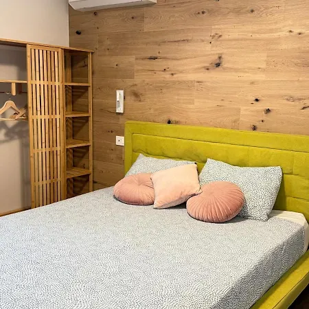 Alfieria - Netflix-parking-supermarket-centro 아파트 베르가모